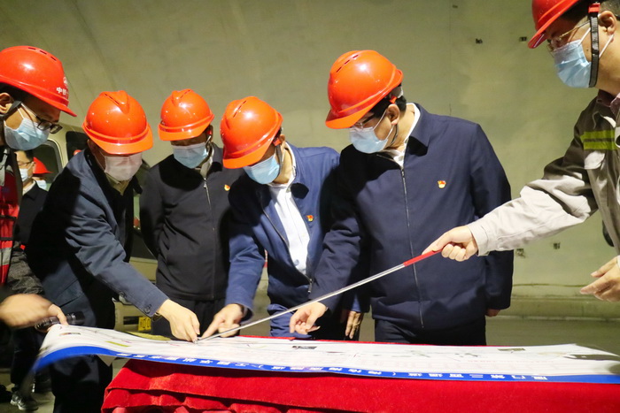 0219【工程公司】福建省委常委、厦门市委书记赵龙调研海沧隧道（第二西通道）项目 (2)_调整大小.jpg