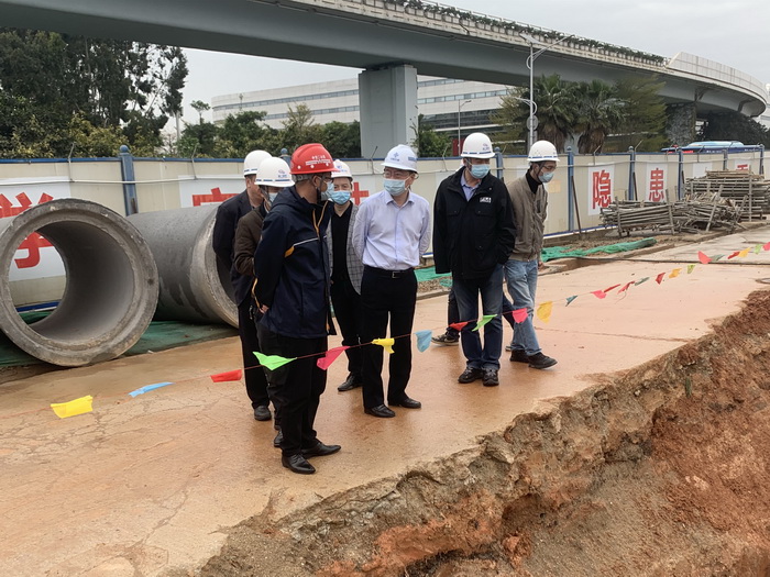 0328【工程公司】路桥集团领导调研翔安大桥项目疫情防控和施工生产工作1_调整大小.jpg